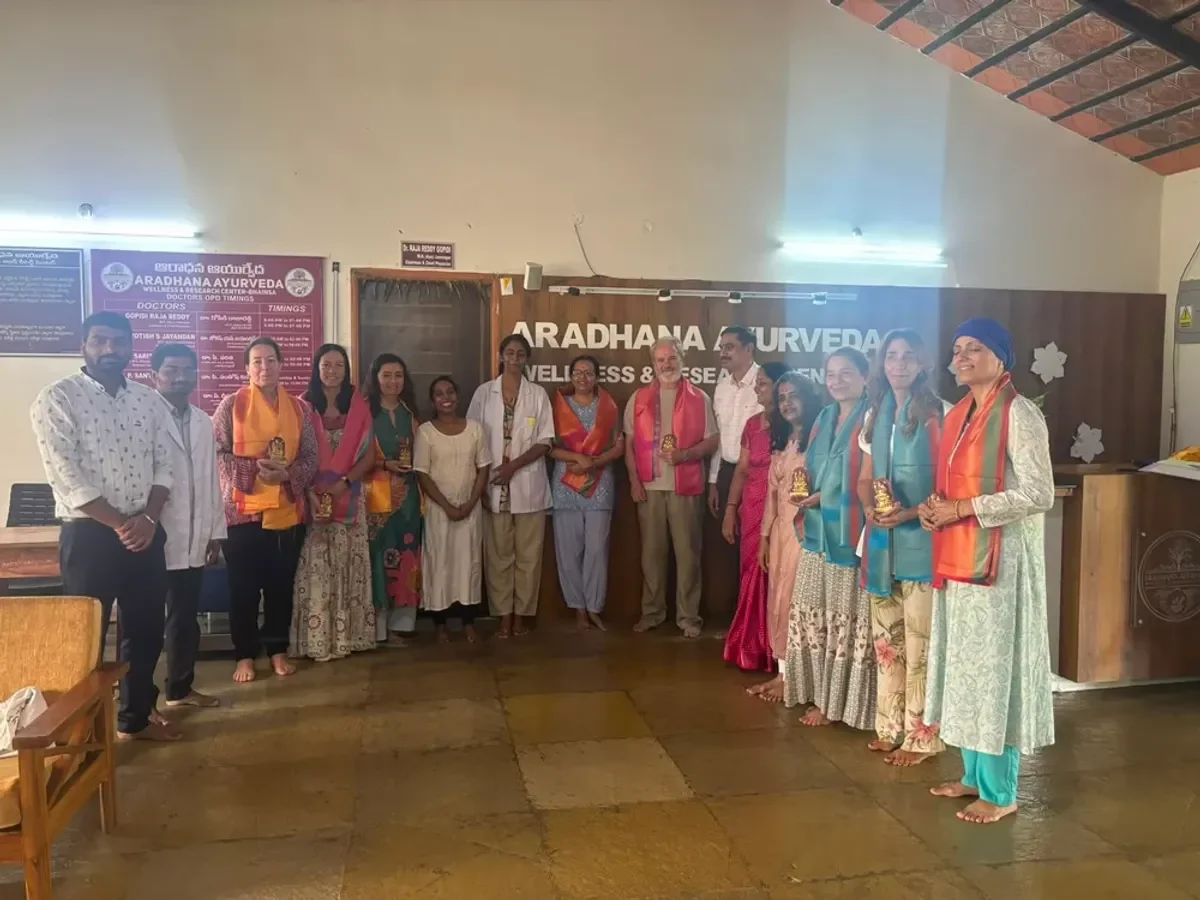 Mariló González con el equipo del Aradhana Ayurveda Wellness & Research Center
